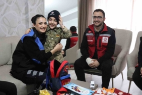 Polis Ekiplerinden Minik Bünyamin'e Unutulmaz Sürpriz Ziyaret polis-ekiplerinden-minik-bunyamine-unutulmaz-surpriz-ziyaret-cQughFHr.jpg