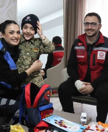 polis-ekiplerinden-minik-bunyamine-unutulmaz-surpriz-ziyaret-cQughFHr.jpg