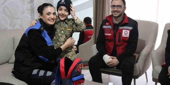 Polis Ekiplerinden Minik Bünyamin'e Unutulmaz Sürpriz Ziyaret Polis Ekiplerinden Minik Bünyamin’e Unutulmaz Sürpriz Ziyaret