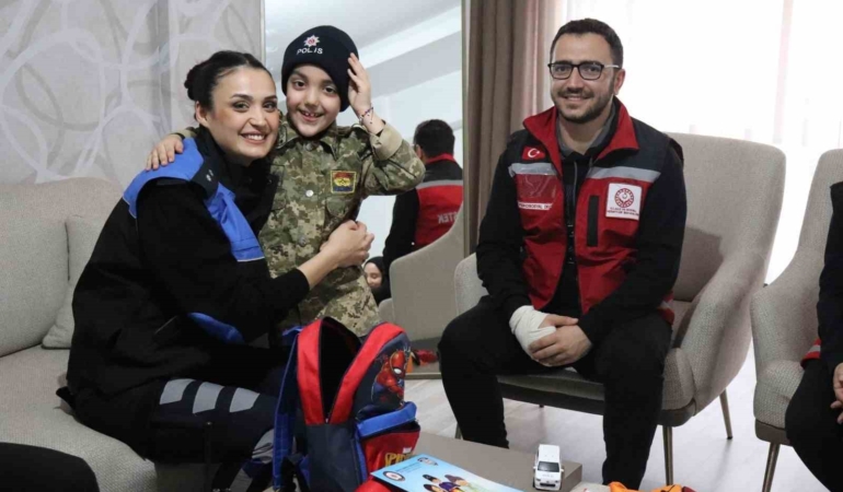 polis-ekiplerinden-minik-bunyamine-unutulmaz-surpriz-ziyaret-cQughFHr.jpg