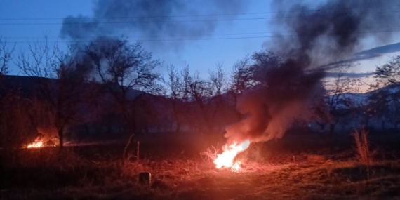 Pütürge'de Zirai Don Tehlikesi: Çiftçiler Ateşle Önlem Alıyor Pütürge’de Zirai Don Tehlikesi: Çiftçiler Ateşle Önlem Alıyor