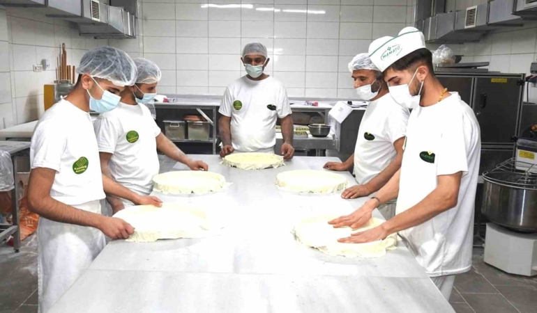 ramazan-bayrami-icin-gaziantep-baklavasinda-yogun-mesai-basladi-K71Kmtpe.jpg