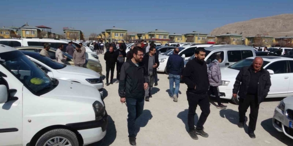 Ramazan'da Van Açık Oto Pazarında Yoğunluk Ramazan’da Van Açık Oto Pazarında Yoğunluk