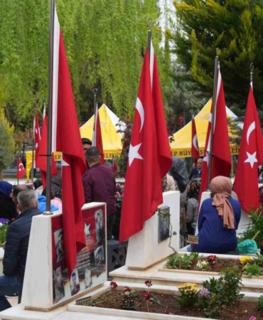 ramazanin-son-gunu-gaziantepteki-mezarliklarda-ve-sehitliklerde-artan-ziyaretci-yogunlugu-ph6jTErn.jpg