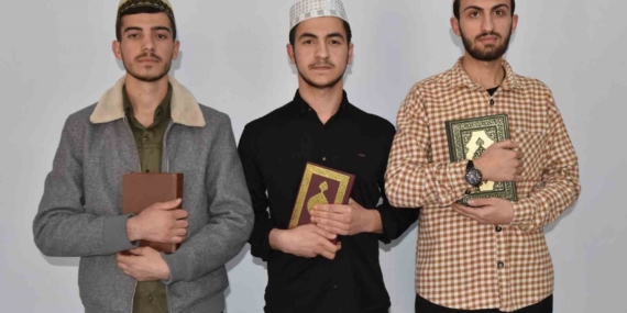 Sadece Dört Ayda Hafızlık Başaran Gençler Sadece Dört Ayda Hafızlık Başaran Gençler