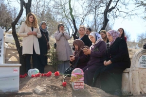 semra-demirellinin-anisina-kadinlardan-karanfil-ziyareti-l1zXbhCW.jpg