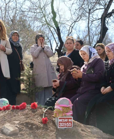 semra-demirellinin-anisina-kadinlardan-karanfil-ziyareti-l1zXbhCW.jpg