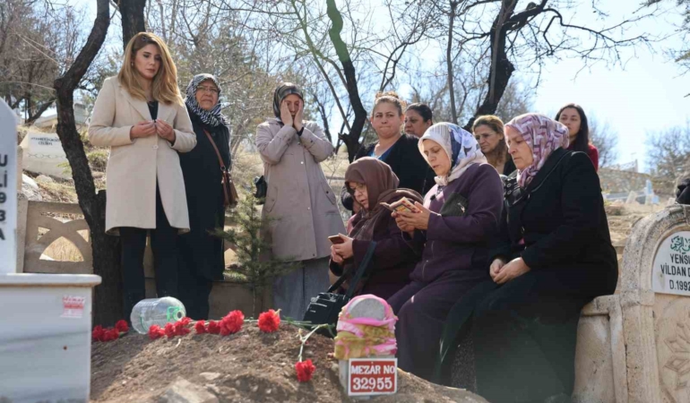 semra-demirellinin-anisina-kadinlardan-karanfil-ziyareti-l1zXbhCW.jpg