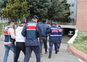 siber-dolandiricilara-jandarmadan-sert-darbe-8-kisi-gozaltinda-BW5N8HgJ.jpg