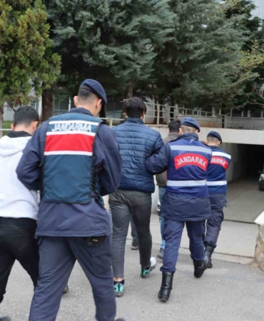 siber-dolandiricilara-jandarmadan-sert-darbe-8-kisi-gozaltinda-BW5N8HgJ.jpg