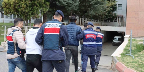 Siber Dolandırıcılara Jandarmadan Sert Darbe: 8 Kişi Gözaltında Siber Dolandırıcılara Jandarmadan Sert Darbe: 8 Kişi Gözaltında