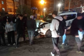 siirtte-kamyonet-ve-otomobil-carpisti-1-kisi-yaralandi-atTTYCTE.jpg