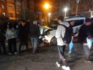 siirtte-kamyonet-ve-otomobil-carpisti-1-kisi-yaralandi-atTTYCTE.jpg