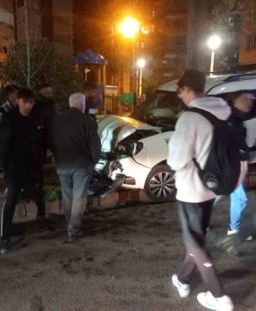 siirtte-kamyonet-ve-otomobil-carpisti-1-kisi-yaralandi-atTTYCTE.jpg