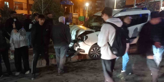 Siirt'te Kamyonet ve Otomobil Çarpıştı: 1 Kişi Yaralandı Siirt’te Kamyonet ve Otomobil Çarpıştı: 1 Kişi Yaralandı