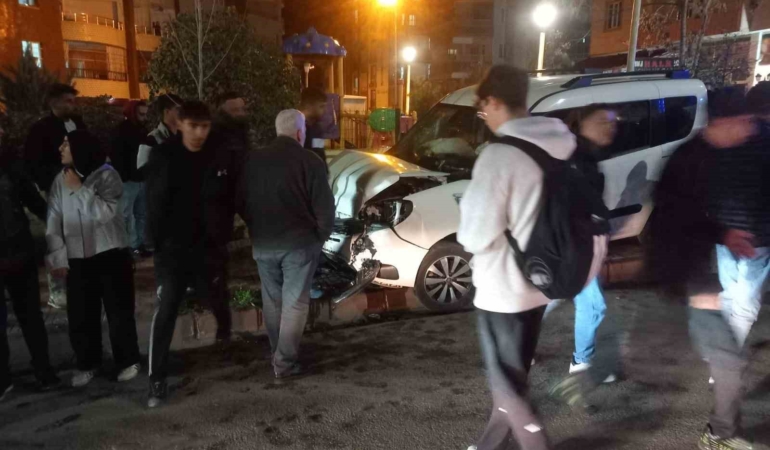 siirtte-kamyonet-ve-otomobil-carpisti-1-kisi-yaralandi-atTTYCTE.jpg