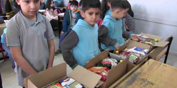 Siirt'teki İlkokul Öğrencileri, Harçlıklarıyla Ramazan Kolisi Hazırlayarak Dayanışma Gösterdi Siirt’teki İlkokul Öğrencileri, Harçlıklarıyla Ramazan Kolisi Hazırlayarak Dayanışma Gösterdi