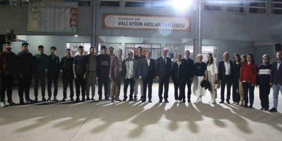Sur'da Lise Öğrencilerine Özel İftar Daveti Sur’da Lise Öğrencilerine Özel İftar Daveti