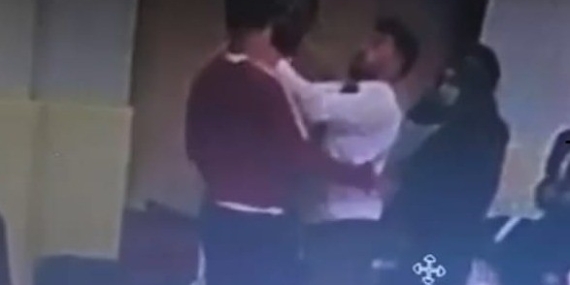 Taekwondo Turnuvasında Hakemin Antrenöre Şok Kafa Atışı Taekwondo Turnuvasında Hakemin Antrenöre Şok Kafa Atışı