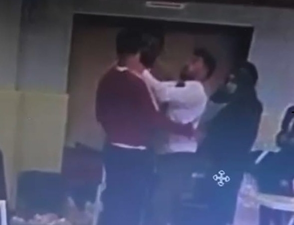 taekwondo-turnuvasinda-hakemin-antrenore-sok-kafa-atisi-3VVPkhNy.jpg