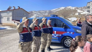 tatvan-jandarmasindan-ogrencilere-anlamli-destek-gelecege-yatirim-LyAinTMx.jpg