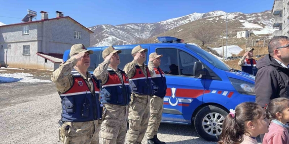 Tatvan Jandarması'ndan Öğrencilere Anlamlı Destek: Geleceğe Yatırım Tatvan Jandarması’ndan Öğrencilere Anlamlı Destek: Geleceğe Yatırım
