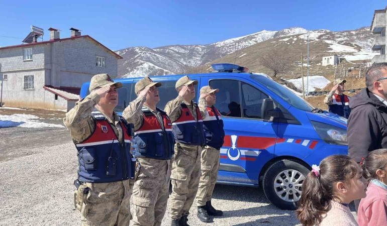 tatvan-jandarmasindan-ogrencilere-anlamli-destek-gelecege-yatirim-LyAinTMx.jpg