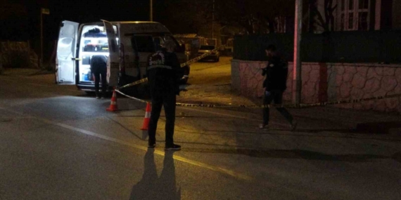 Ticari Takside Silahlı Saldırı: Yaralı Yolcu Yola Atıldı Ticari Takside Silahlı Saldırı: Yaralı Yolcu Yola Atıldı
