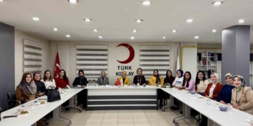 turk-kizilayi-agri-subesi-kadin-kollarindan-8-mart-dunya-kadinlar-gunu-etkinligi-gLAckXh4.jpg