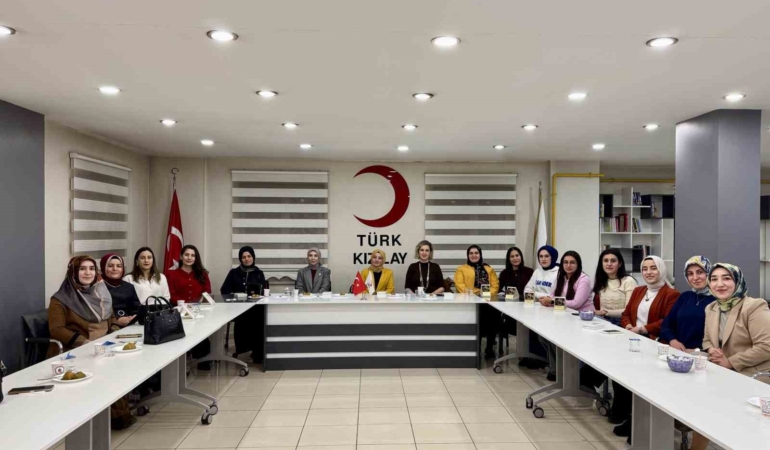 turk-kizilayi-agri-subesi-kadin-kollarindan-8-mart-dunya-kadinlar-gunu-etkinligi-gLAckXh4.jpg