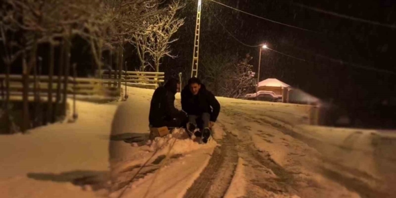 Uzundere'de Gençlerin Kış Eğlencesi Uzundere’de Gençlerin Kış Eğlencesi