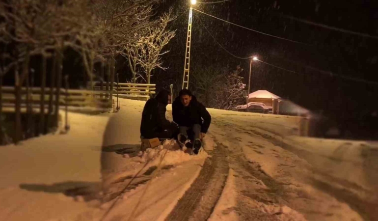 uzunderede-genclerin-kis-eglencesi-kdKcy528.jpg