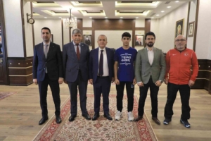 vali-hatipoglu-basarilariyla-goz-dolduran-sporculari-agirladi-XI1lO2kx.jpg
