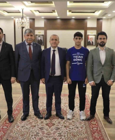 vali-hatipoglu-basarilariyla-goz-dolduran-sporculari-agirladi-XI1lO2kx.jpg