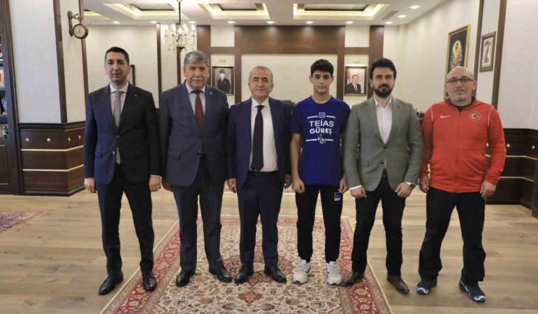 vali-hatipoglu-basarilariyla-goz-dolduran-sporculari-agirladi-XI1lO2kx.jpg
