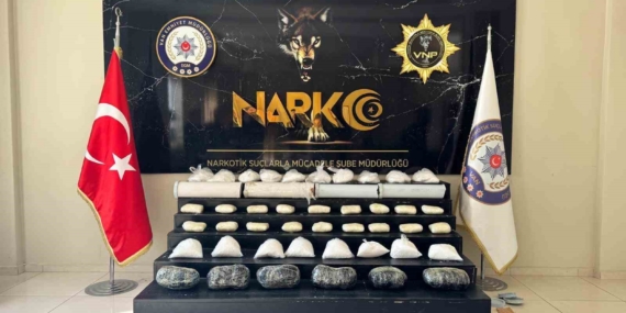 Van'da 49 Kilo Metamfetamin Operasyonu: Uyuşturucuya Geçit Yok! Van’da 49 Kilo Metamfetamin Operasyonu: Uyuşturucuya Geçit Yok!