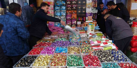 Van'da Bayram Arifesinde Alışveriş Yoğunluğu Artıyor Van’da Bayram Arifesinde Alışveriş Yoğunluğu Artıyor