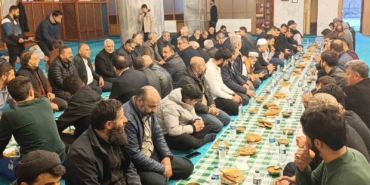 vanda-corba-su-ve-ekmek-sofrasinda-kardeslik-kucaklasmasi-TbsaHC67.jpg