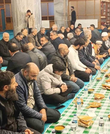 vanda-corba-su-ve-ekmek-sofrasinda-kardeslik-kucaklasmasi-TbsaHC67.jpg