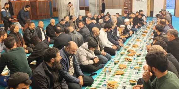 Van'da Çorba, Su ve Ekmek Sofrasında Kardeşlik Kucaklaşması Van’da Çorba, Su ve Ekmek Sofrasında Kardeşlik Kucaklaşması