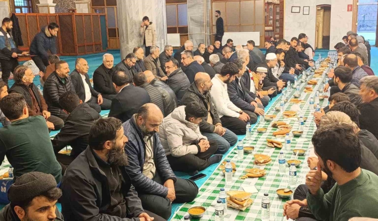 vanda-corba-su-ve-ekmek-sofrasinda-kardeslik-kucaklasmasi-TbsaHC67.jpg