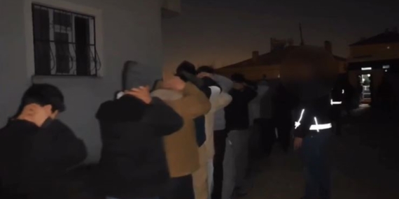 Van'da Dört Organizasyon Sorumlusu Gözaltına Alındı Van’da Dört Organizasyon Sorumlusu Gözaltına Alındı