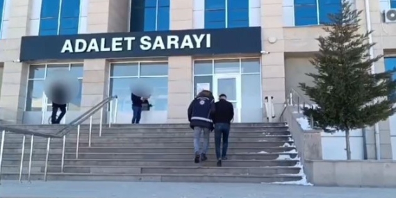 Van'da Göçmen Kaçakçılığı Operasyonu: 10 Gözaltı, 1 Tutuklama Van’da Göçmen Kaçakçılığı Operasyonu: 10 Gözaltı, 1 Tutuklama