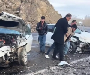 vanda-meydana-gelen-trafik-kazasinda-iki-kisi-yaralandi-BBUj4bkQ.jpg