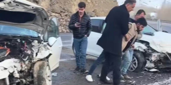 Van'da Meydana Gelen Trafik Kazasında İki Kişi Yaralandı Van’da Meydana Gelen Trafik Kazasında İki Kişi Yaralandı
