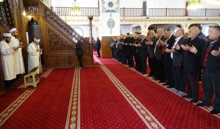 vanda-sehitler-icin-anlamli-mevlid-i-serif-toreni-duzenlendi-IuNFy2Ff.jpg
