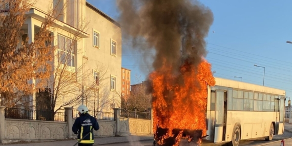 Van'da Servis Otobüsü Korkunç Yangınla Yok Oldu Van’da Servis Otobüsü Korkunç Yangınla Yok Oldu