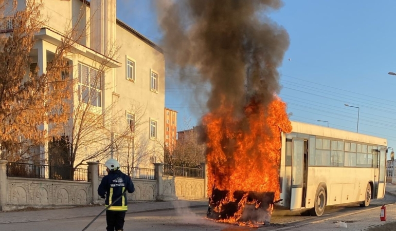 vanda-servis-otobusu-korkunc-yanginla-yok-oldu-2iIkmegR.jpg