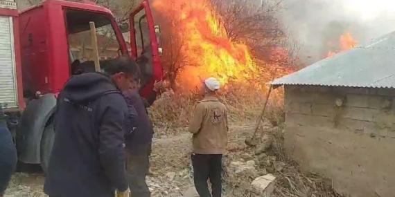 Van'da Tedirgin Eden Anız Yangını Van’da Tedirgin Eden Anız Yangını