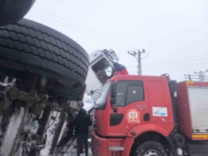 vanin-ercis-ilcesinde-tir-kazasi-rN5dhLMp.jpg